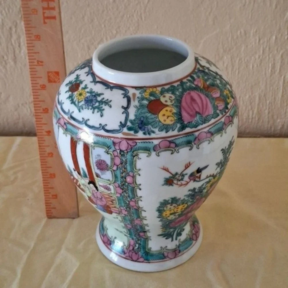 Vintage Chinese Family Rose Medallion Hand-Painted Asian‎ Porcelain Vase